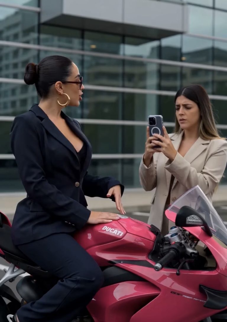 Se Burló de su Ropa Frente a una Ducati… Hasta que Ella Sacó la Llave