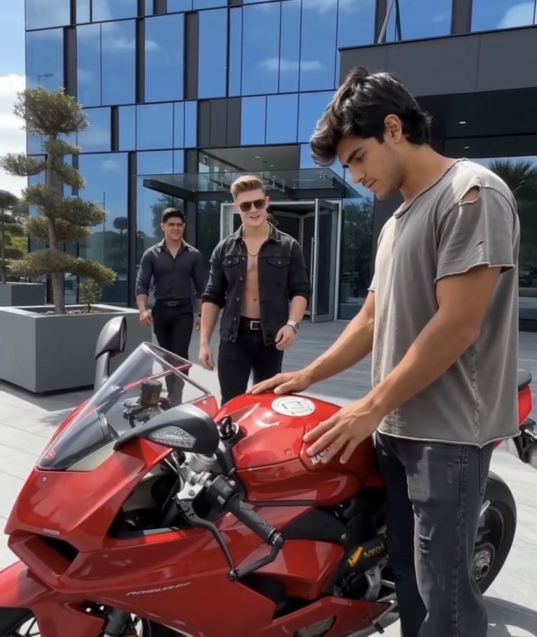 Le Dijo “Pobre” y Presumió la Moto Roja… Sin Saber Quién Tenía las Llaves