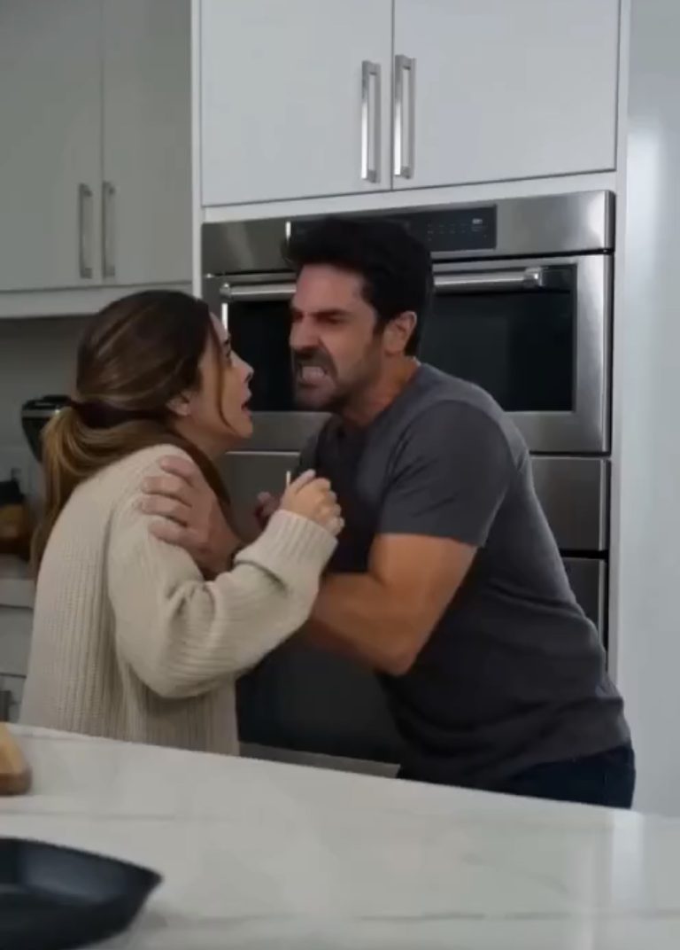Para! ¡Para!: La Joven Acorralada en la Cocina y el Secreto Familiar