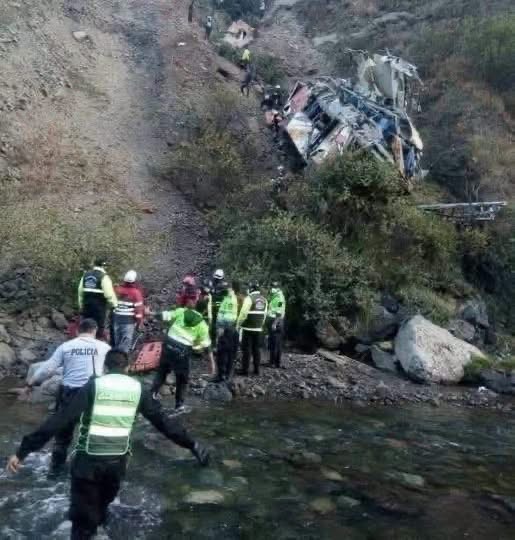 UN AUTOBÚS CAYÓ A UN ABISMO EN CUSCO… Y EL OPERATIVO DURÓ CASI 24 HORAS